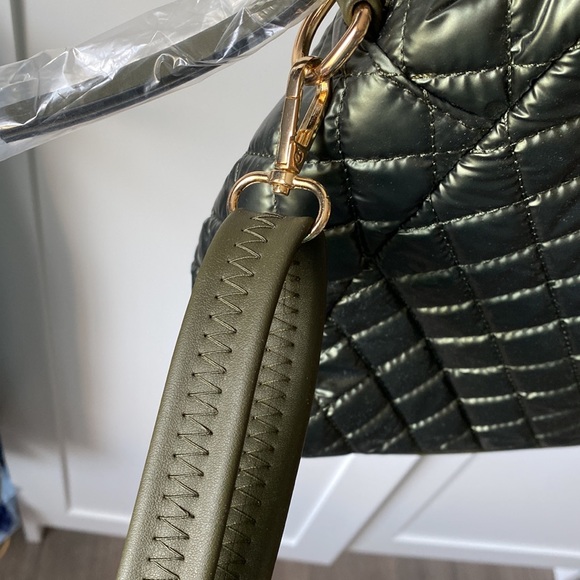 Fun bag with lots of compartments! - Picture 3 of 8